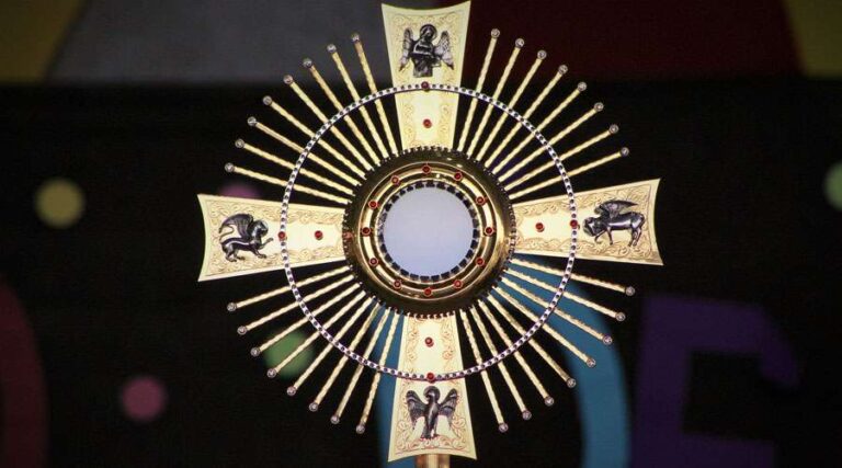 Cardenal alienta Adoremos al Santísimo todos los días aunque sea un minuto