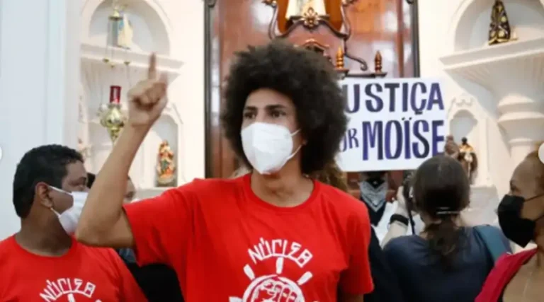 Concejal izquierdista lidera irrupción en iglesia católica durante Misa