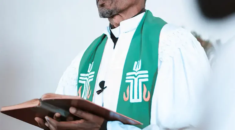 DE ULTIMO MINUTO: Secuestran a 2 sacerdotes y 2 niños en una iglesia católica en Nigeria Obispo denuncia que las armas son más fáciles de conseguir que una aspirina en EEUU