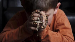 Las 15 promesas de la Virgen María para los que rezan el Santo Rosario