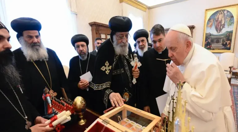 El Papa besa reliquias y anuncia que 21 coptos decapitados por ISIS serán mártires
