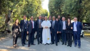 exelentia-dona-dos-vehiculos-electricos-al-papa-para-los-viajes-apostolicos
