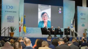gallagher:-las-universidades-catolicas-no-son-torres-de-marfil,-sino-centros-de-paz
