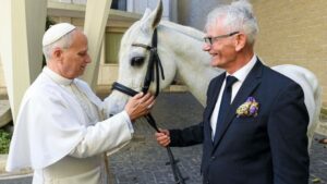 donante-polaco-regala-al-papa-un-caballo-arabe-de-pura-raza