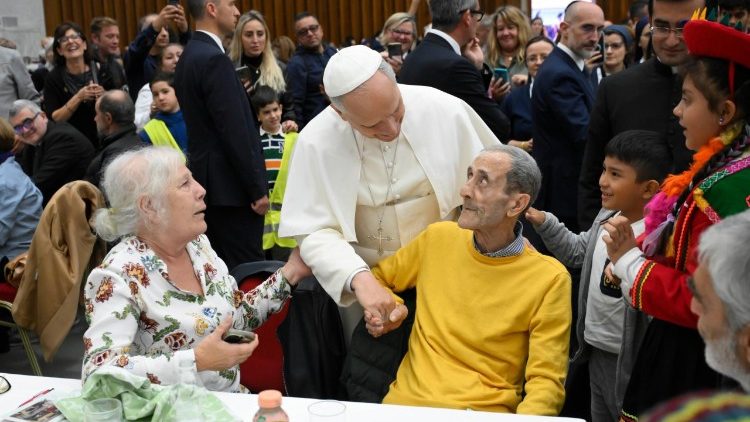 A la mesa con el Papa, donde el hambre encuentra alivio, amistad y esperanza a-la-mesa-con-el-papa,-donde-el-hambre-encuentra-alivio,-amistad-y-esperanza