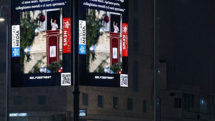 Las imágenes y las palabras del Papa iluminan Roma las-imagenes-y-las-palabras-del-papa-iluminan-roma